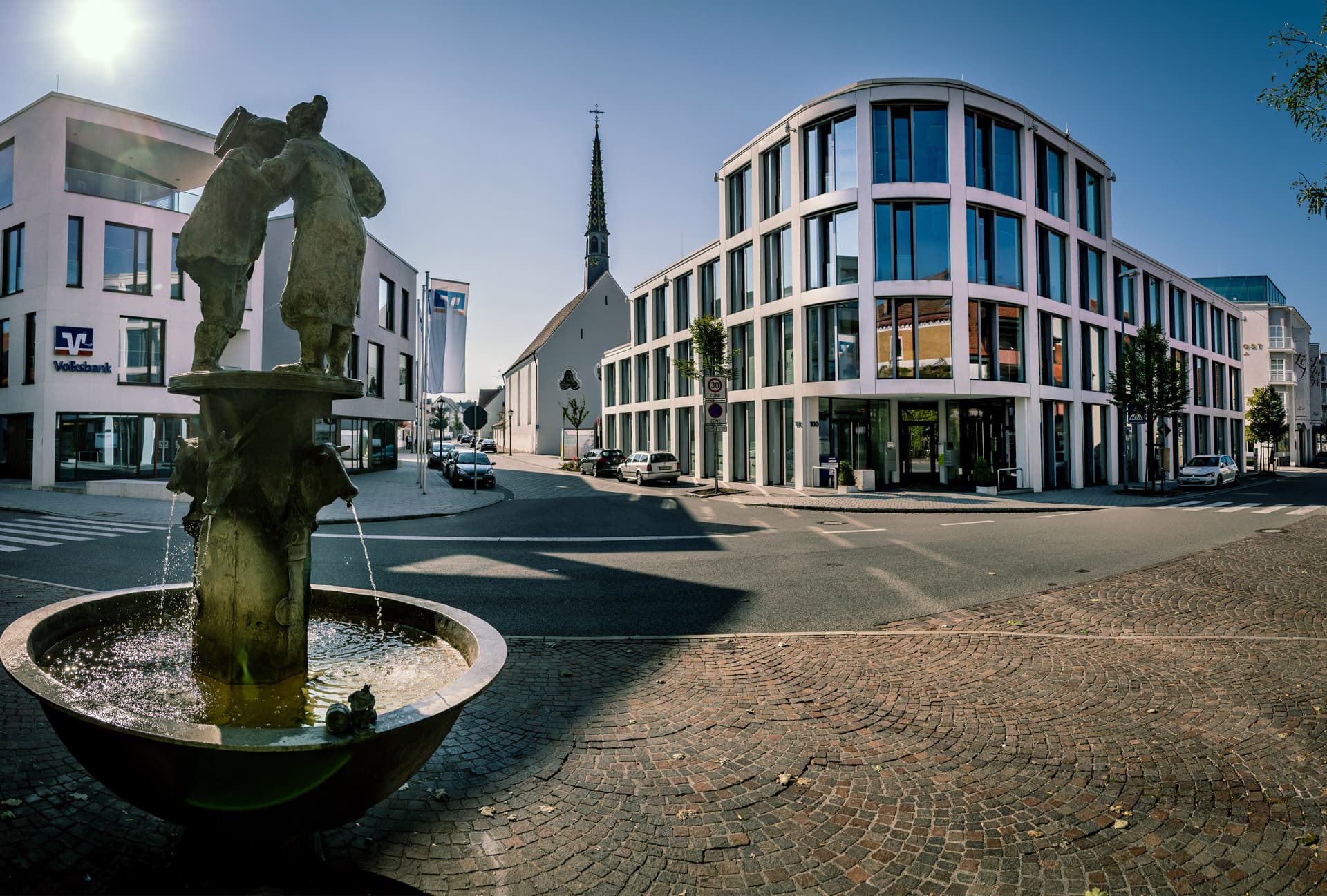 Der Hauptsitz der Volksbank Bad Saulgau an einem schönen Sonnentag